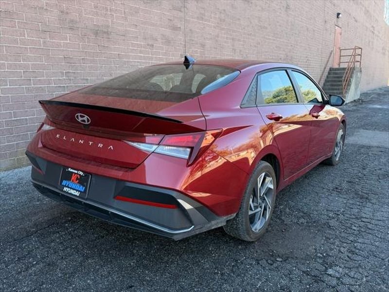 Used 2025 Ultimate Red Hyundai SEL Sport image 5