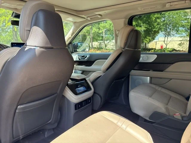 Used 2022 Black Lincoln Reserve image 11