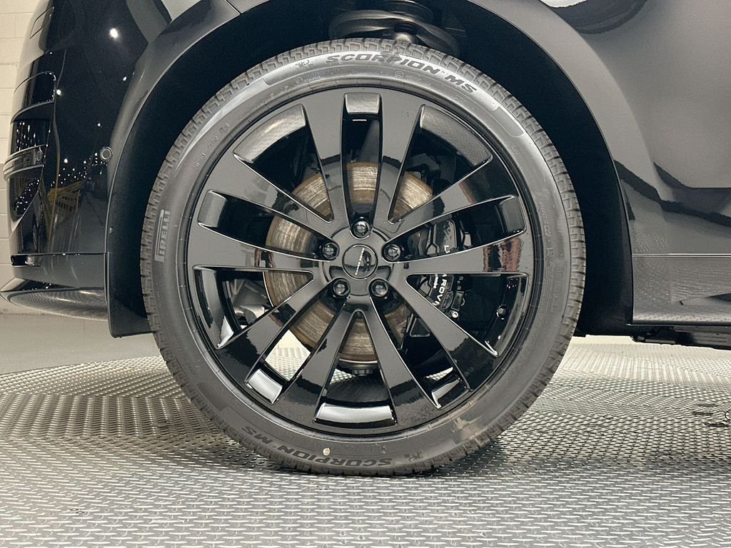 New 2026 Santorini Black Metallic Land Rover Dynamic SE image 5