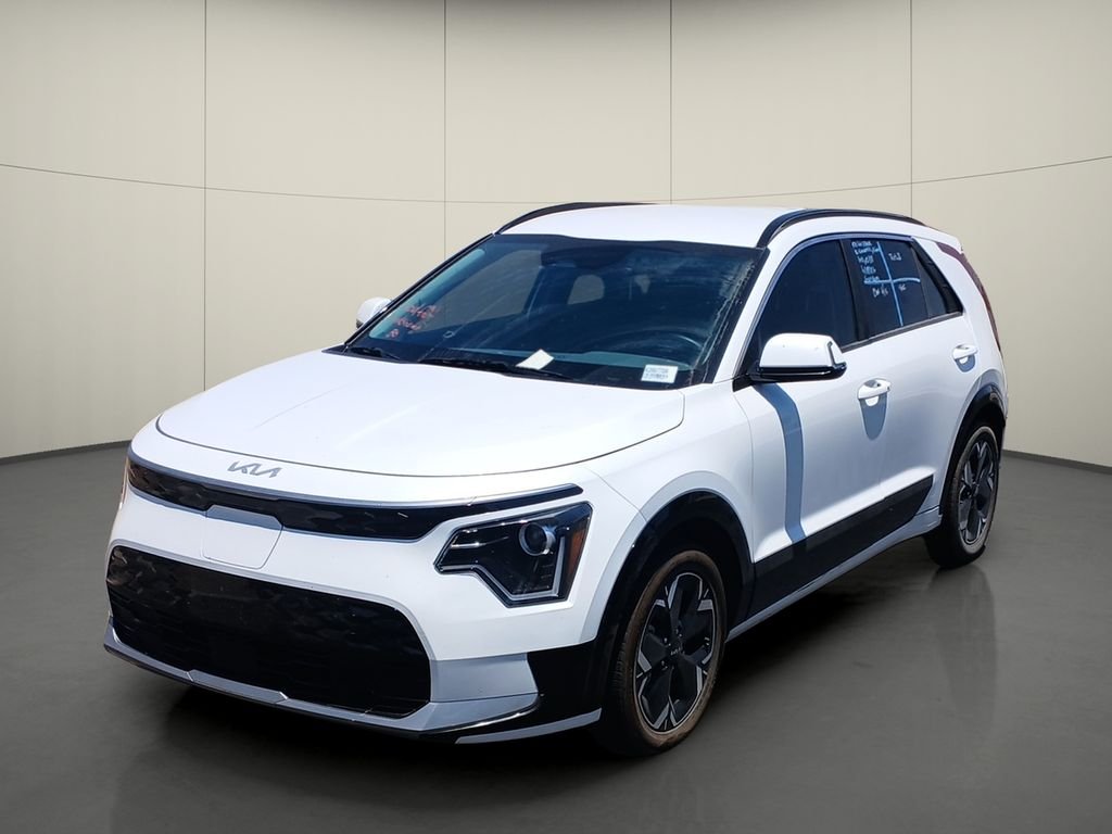 Used 2023 White Kia Wind image 3
