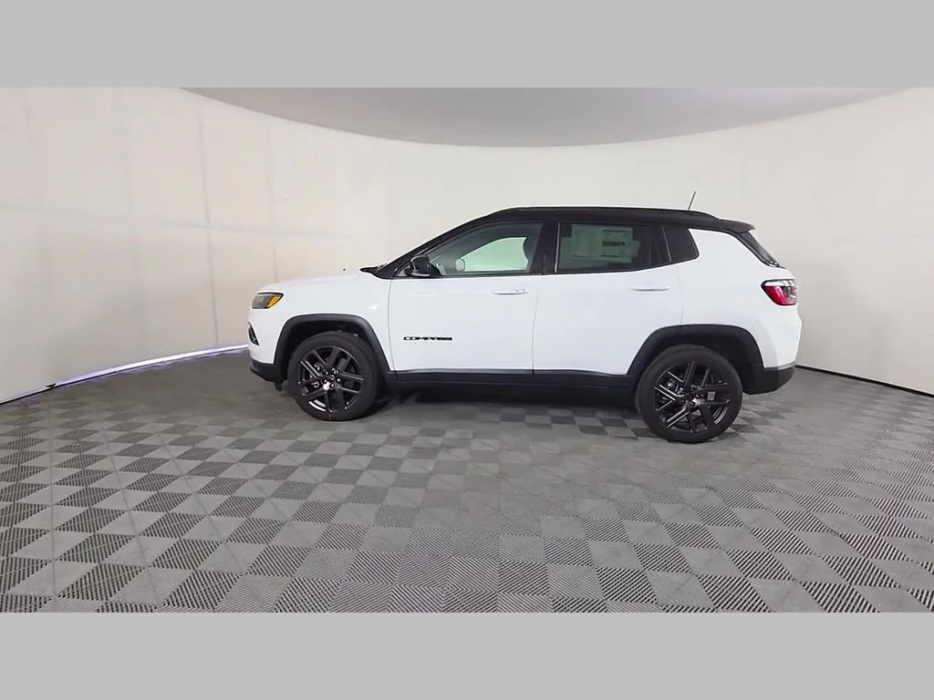 New 2026 Bright White Clear-Coat Exterior Paint Jeep Limited Altitude image 32