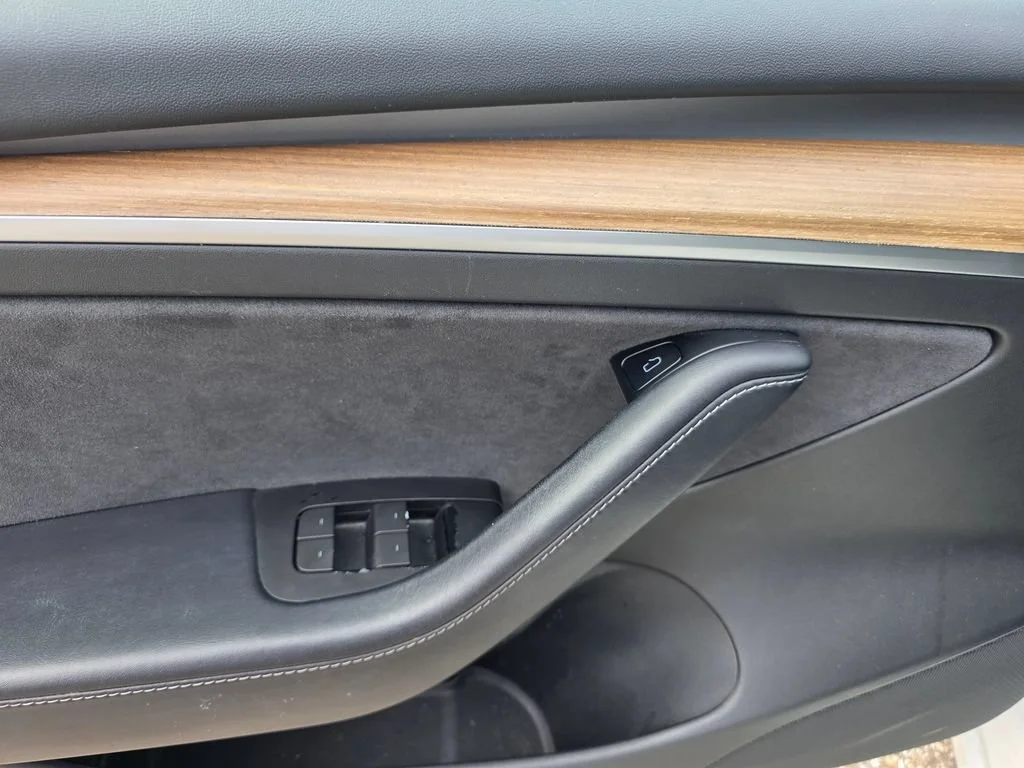 Used 2022  Tesla RWD image 15