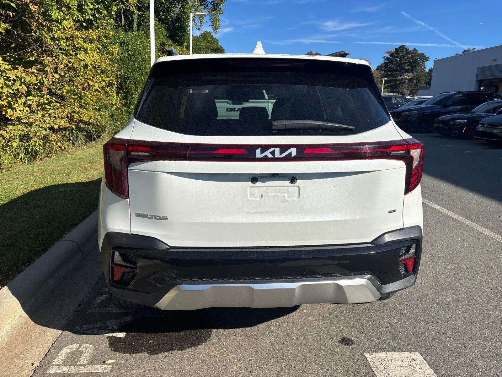 Used 2024 Snow White Pearl Kia SX image 4