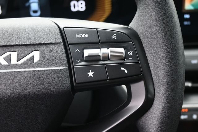 Used 2025 White Kia LXS image 7