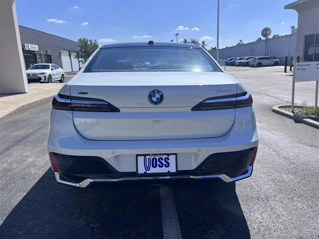 New 2026 Mineral White Metallic BMW 750e xDrive image 4
