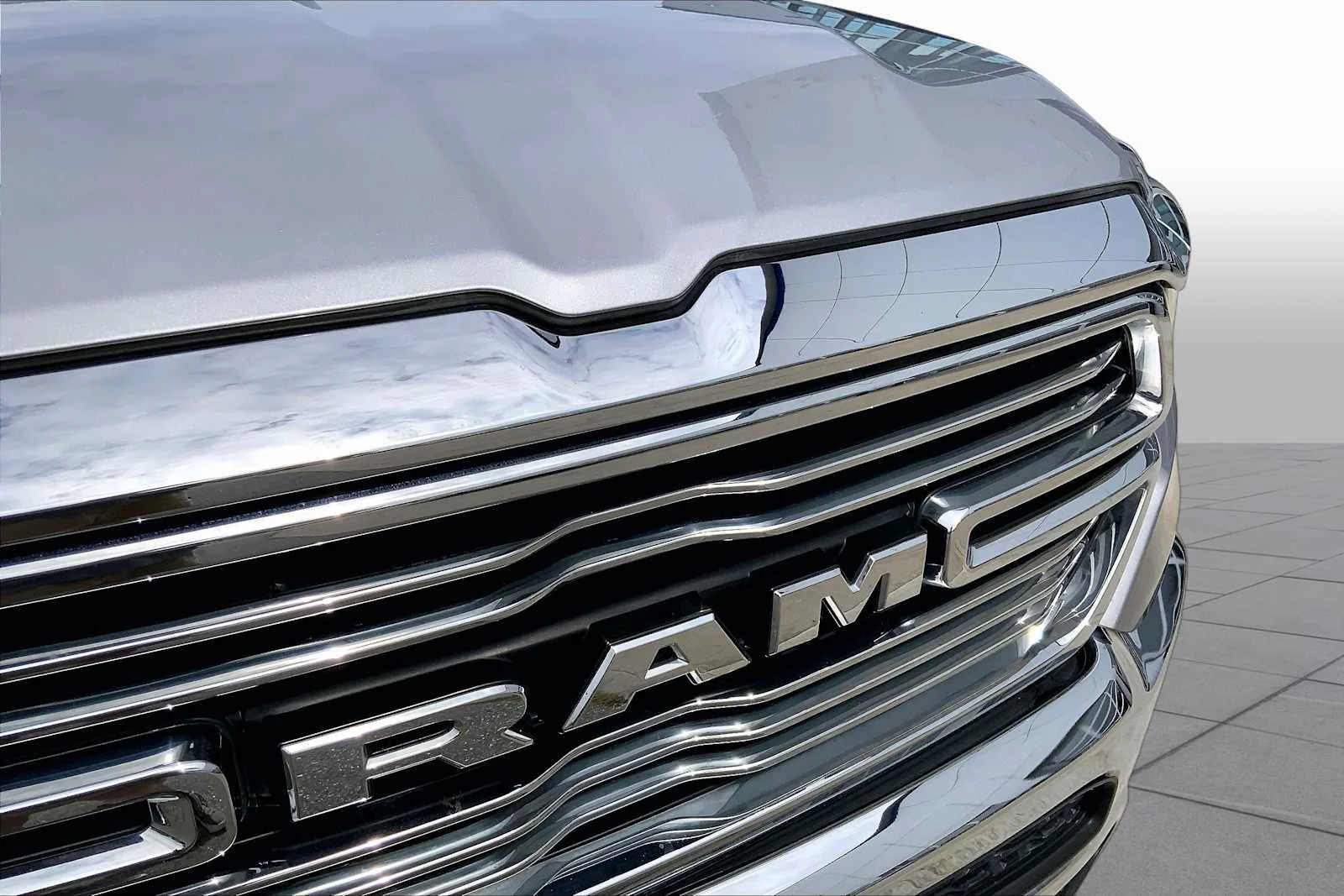 Used 2019 Billet Silver Metallic Clearcoat Ram Laramie image 30