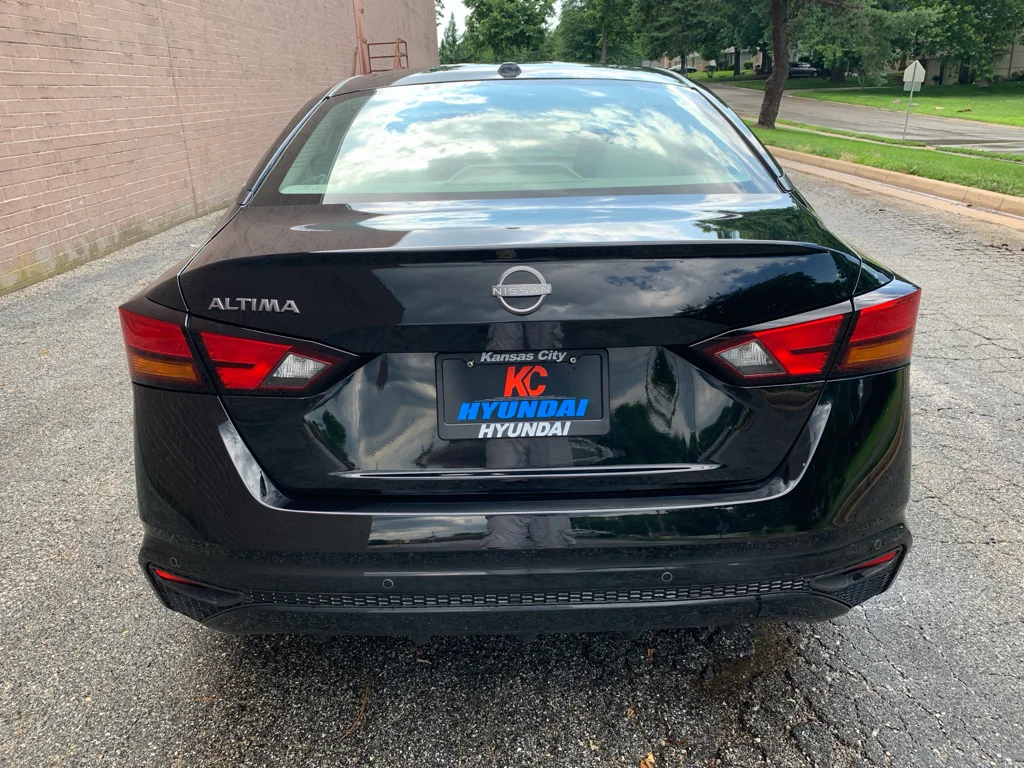 Used 2025 Super Black Nissan SV image 22