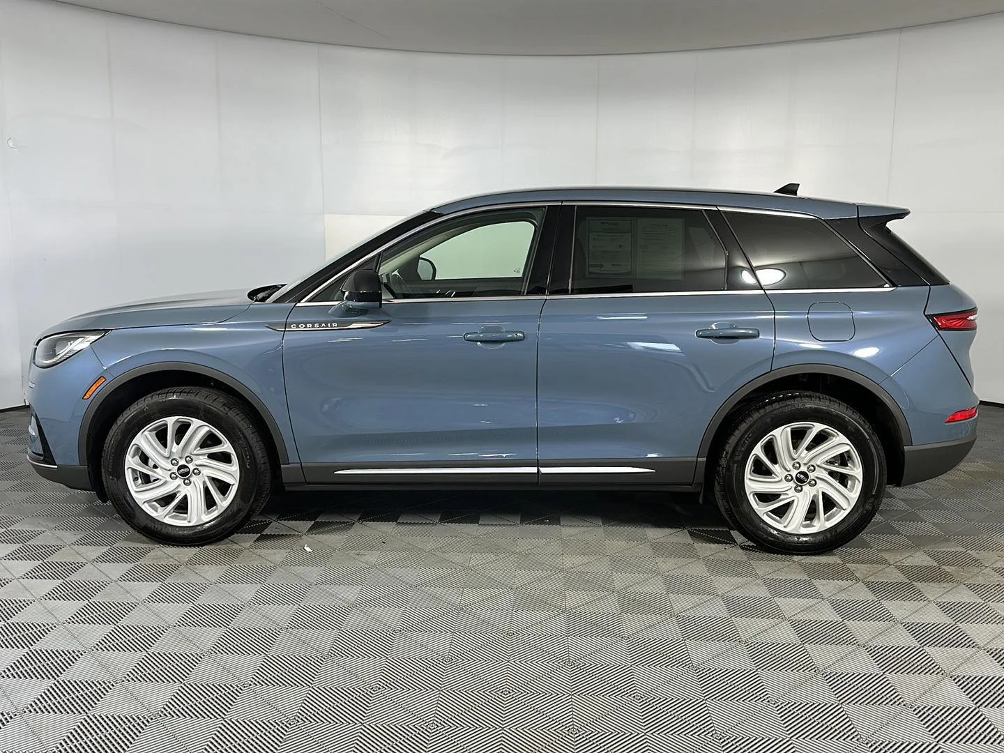 Used 2024 Whisper Blue Metallic Clearcoat Lincoln Premiere image 5