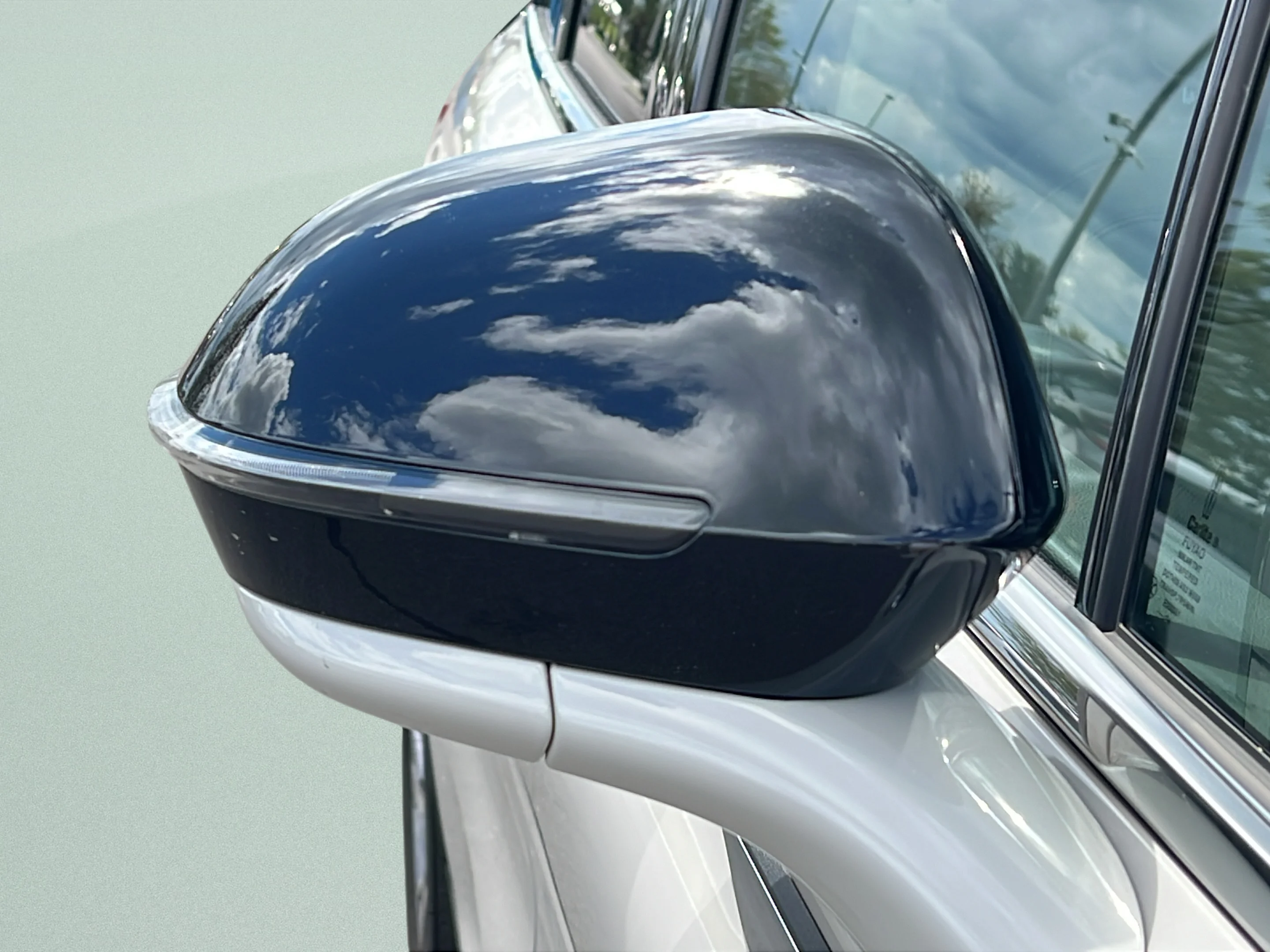 Used 2024 Pearl Metallic Lincoln Premiere image 27