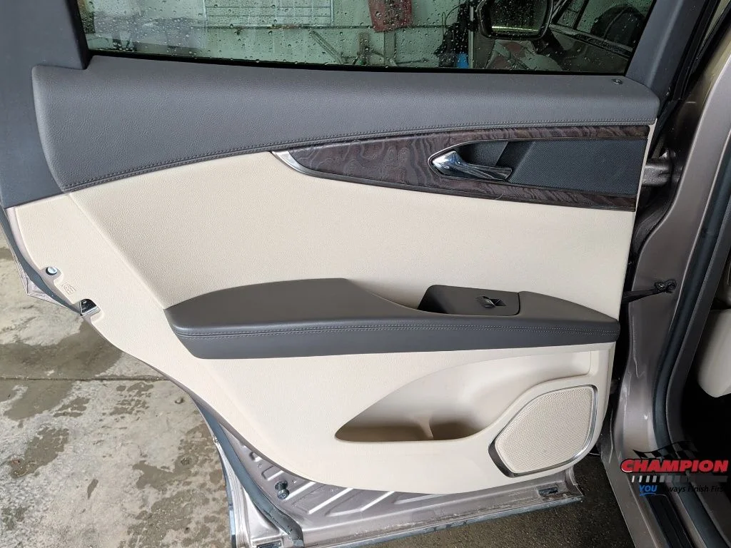 Used 2019 Brown Lincoln Select image 16