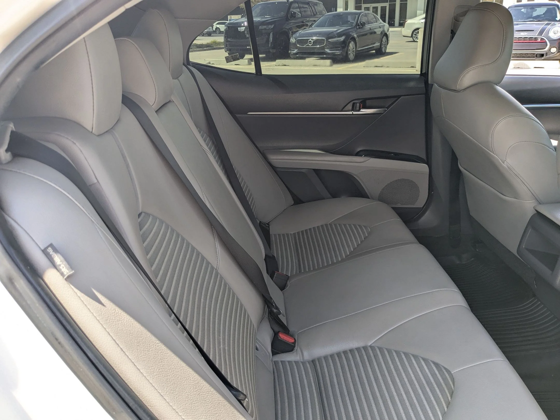 Used 2018 Super White Toyota SE image 28