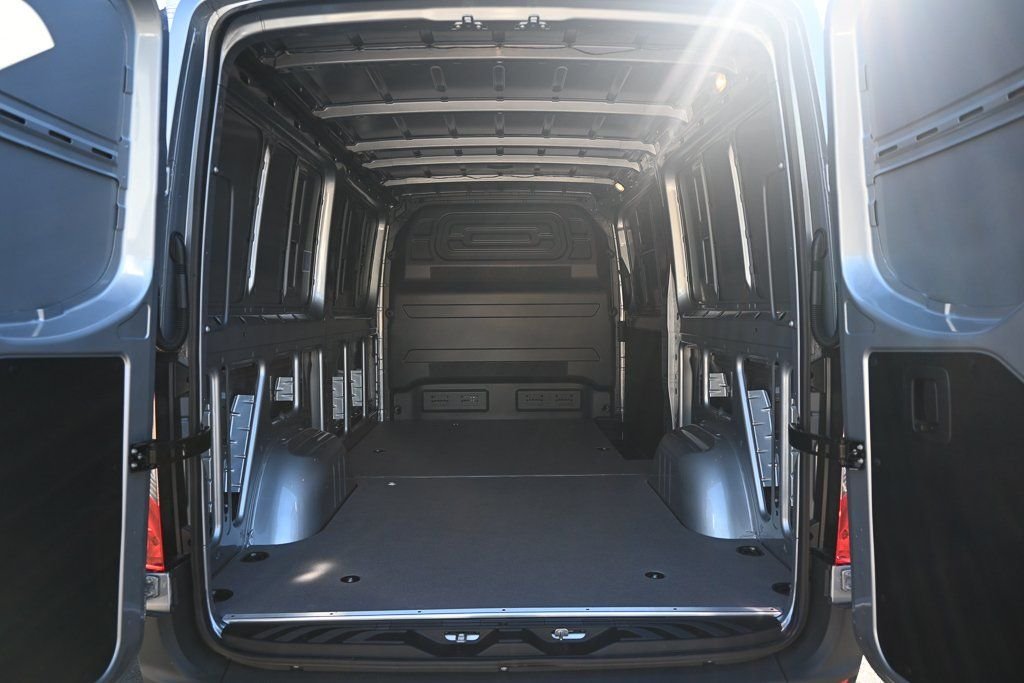 Used 2026 High-tech silver metallic Mercedes-Benz Cargo 144 WB image 27
