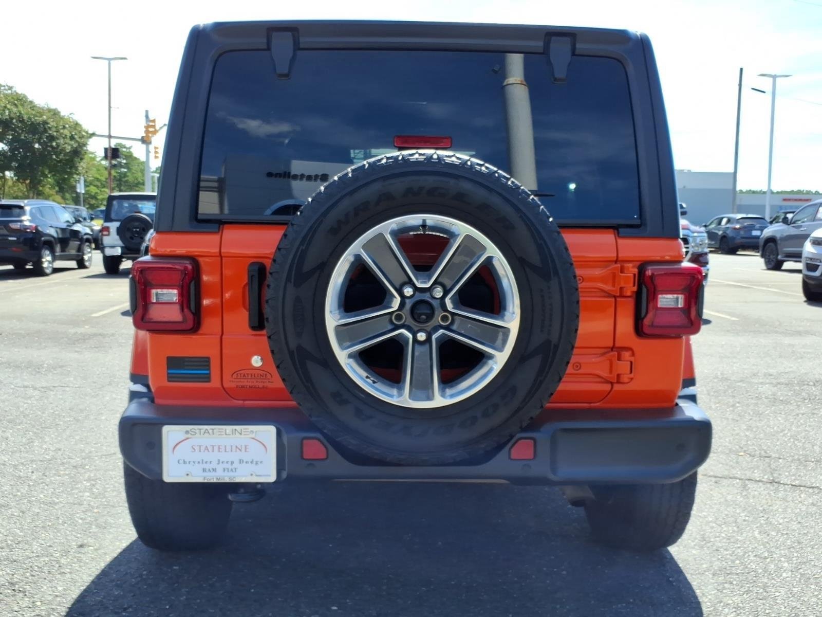 Used 2018 Punkn Metallic Clearcoat Jeep Sahara image 16