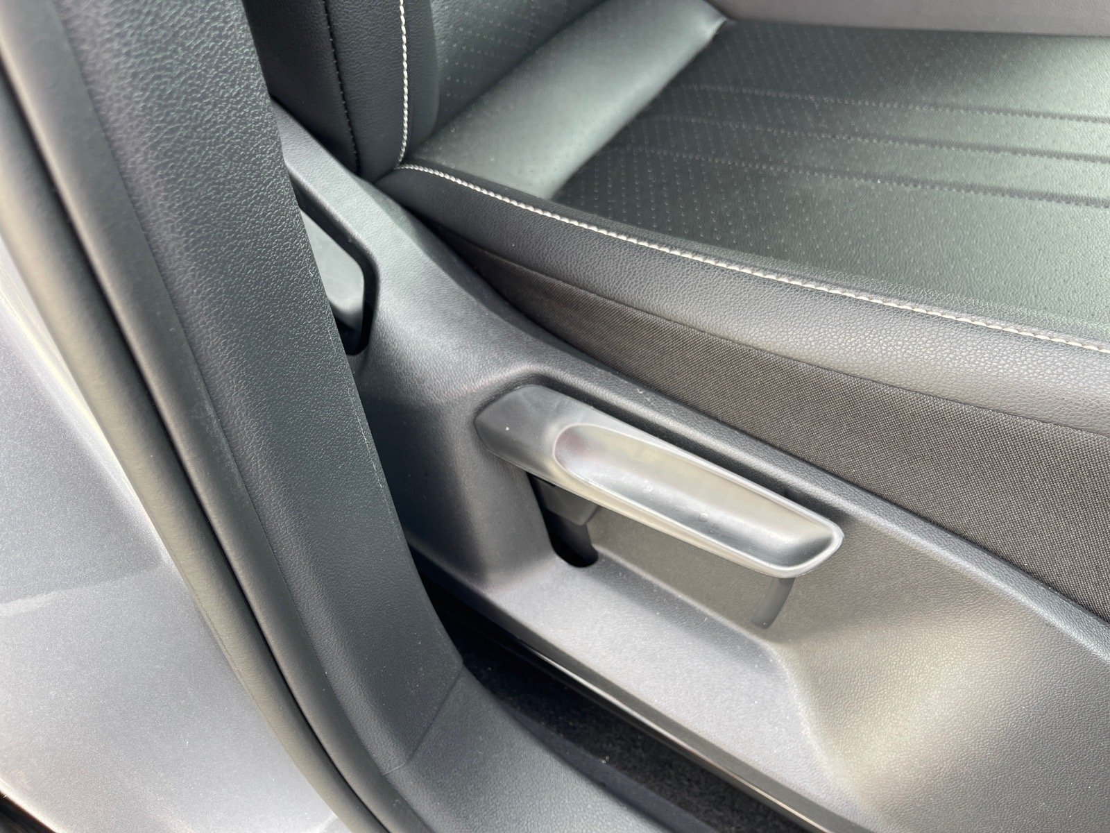 Used 2023 Pyrite Silver Metallic K2k2 Volkswagen SE image 17