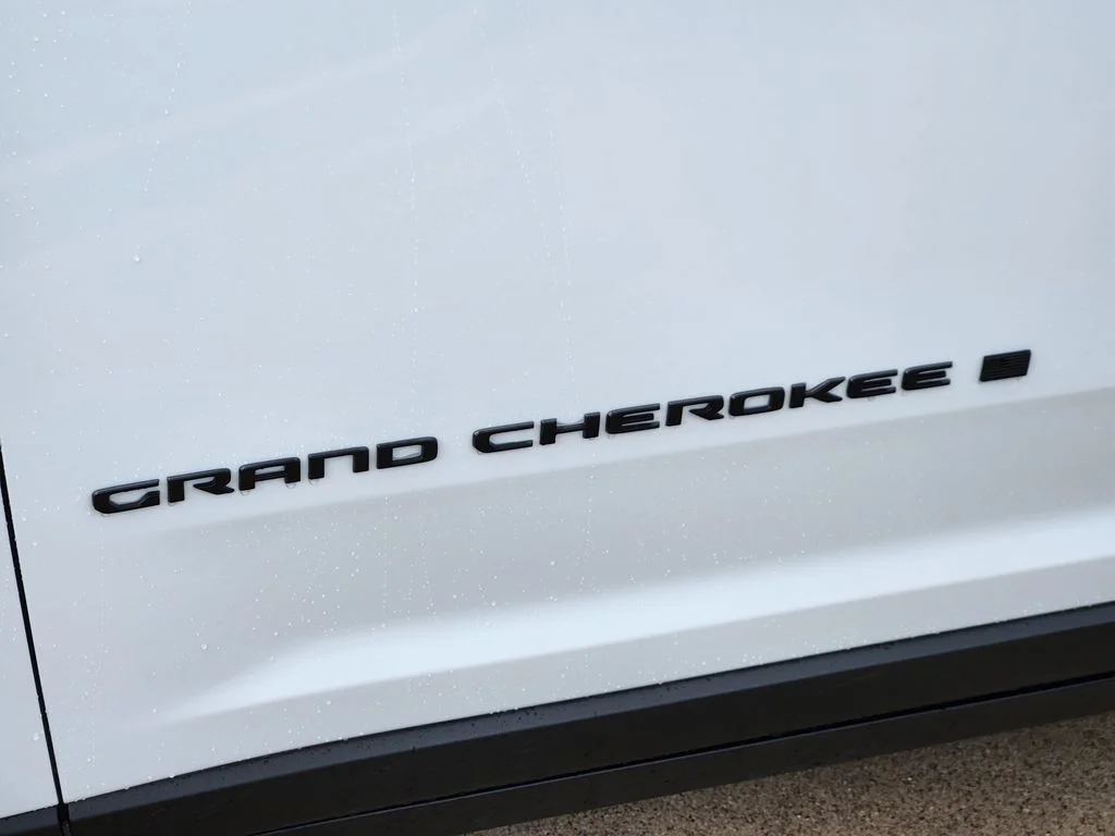 New 2026 Bright White Clear-Coat Exterior Paint Jeep Altitude image 8