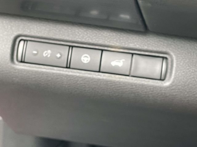 Used 2022 Scarlet Nissan SL image 21
