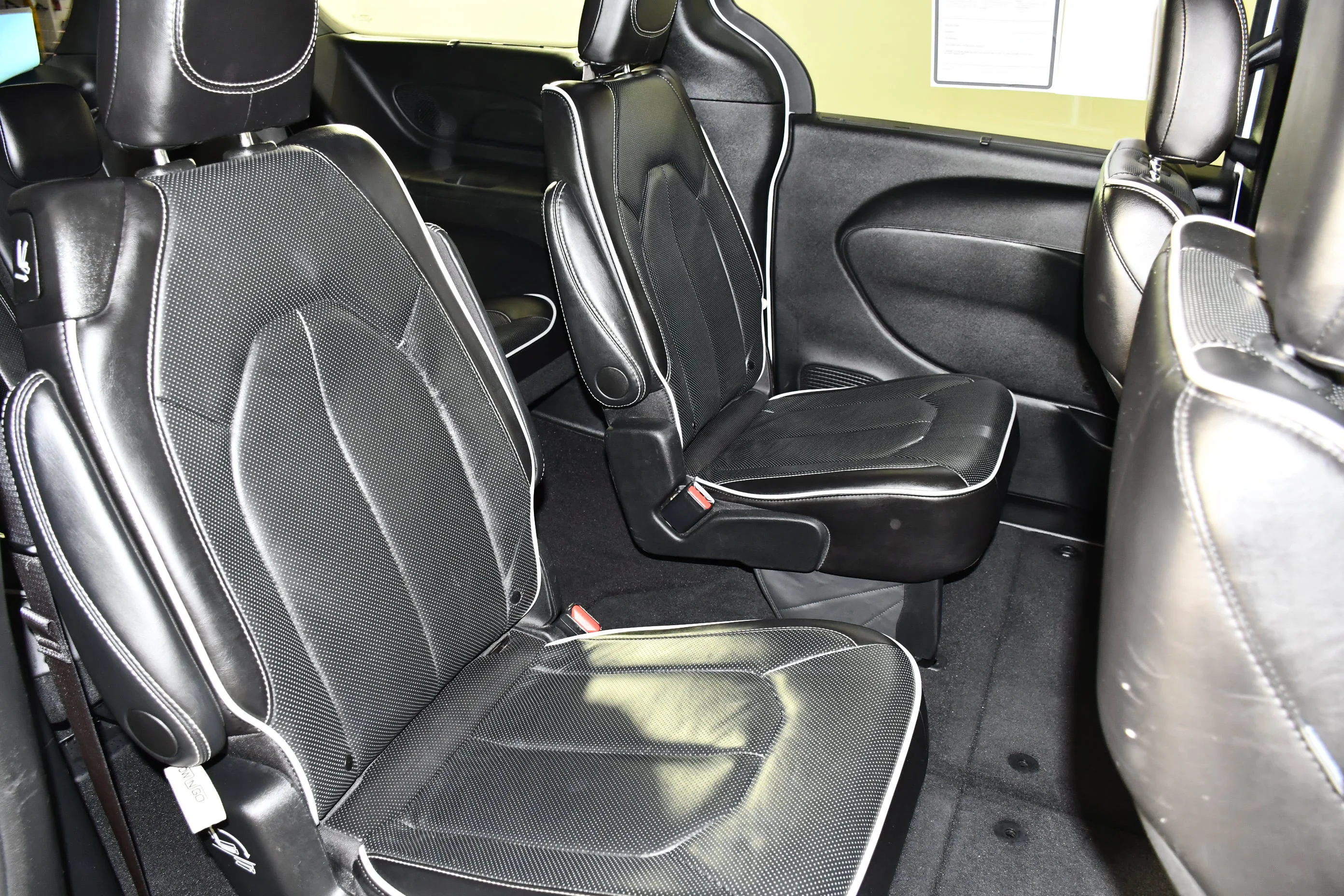 Used 2025 Bright White Clearcoat Chrysler Limited image 44