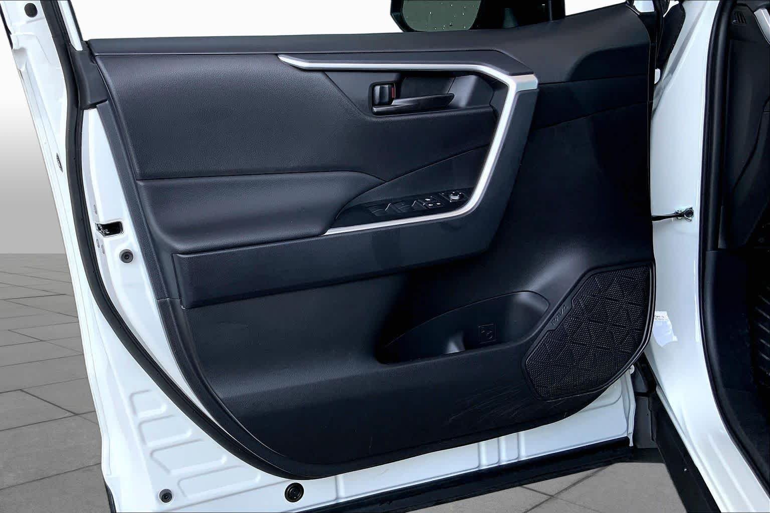 Used 2025 Ice Cap Toyota LE image 22