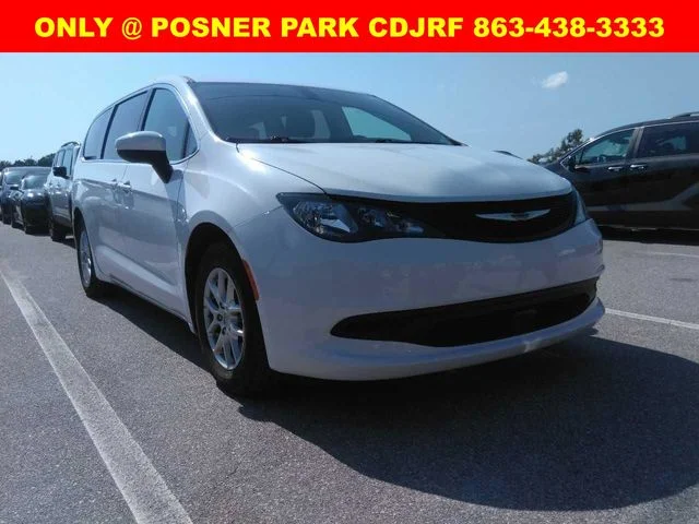 2022 Chrysler Voyager LX's photo