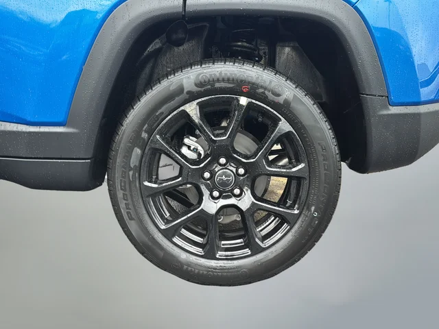 New 2026 Hydro Blue Pearl-Coat Exterior Paint Jeep Latitude image 18