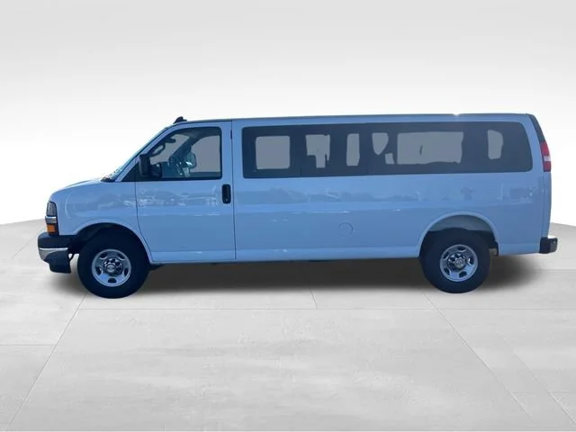 Used 2025 Summit White Chevrolet 1LT image 2