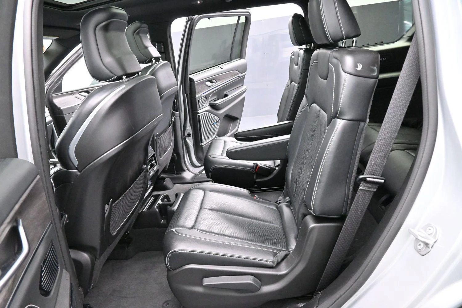 Used 2022 Silver Zynith Jeep Overland image 30