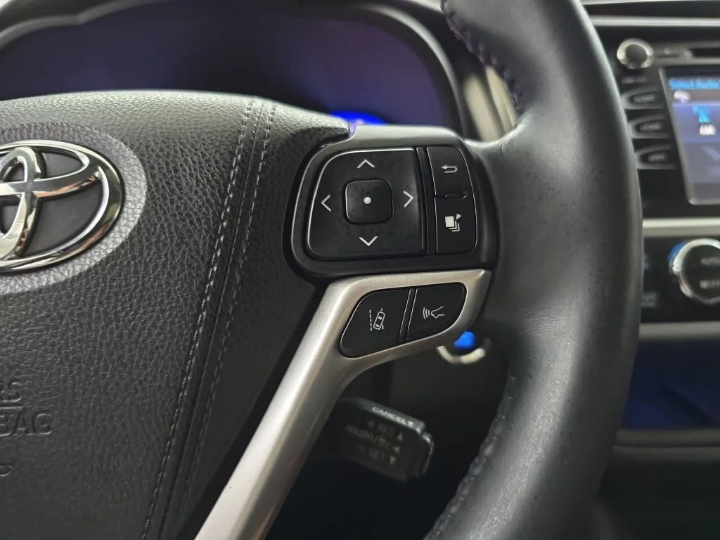 Used 2017 Silver Toyota SE image 21