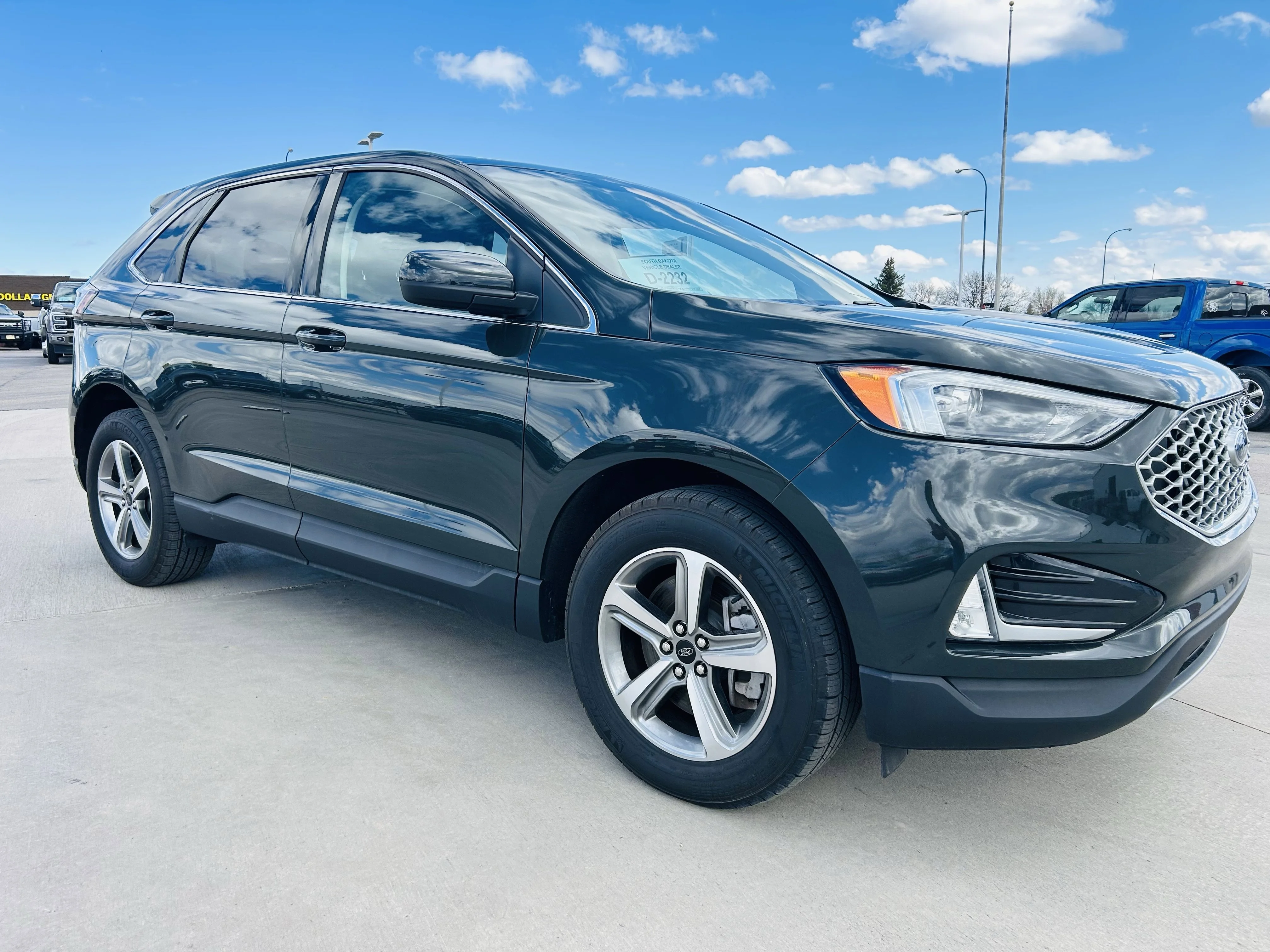 Used 2023 Green Ford SEL image 3