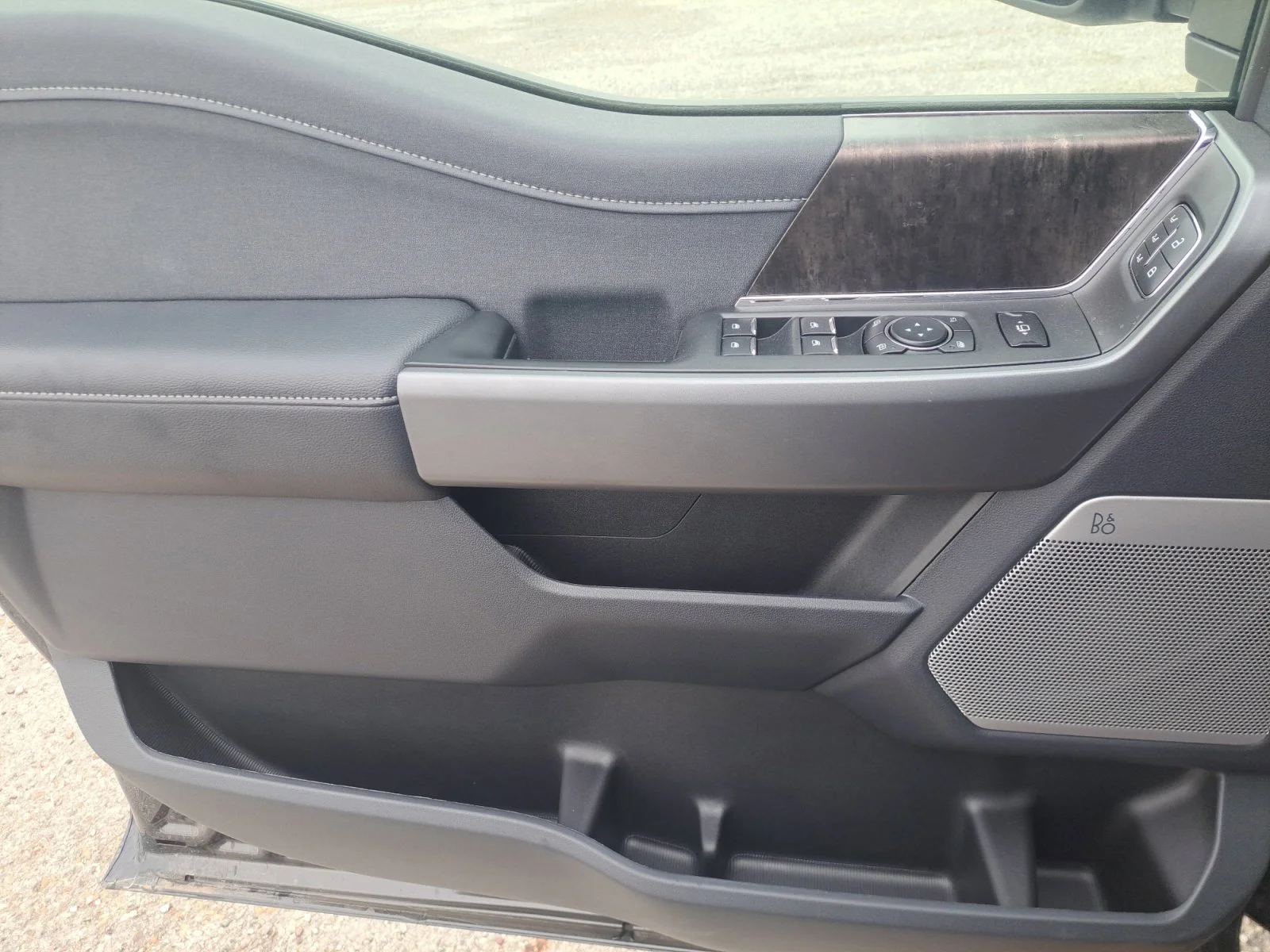 New 2026 Agate Black Metallic Ford LARIAT image 28