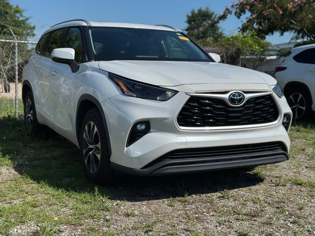 Used 2022 Beige Toyota XLE image 2