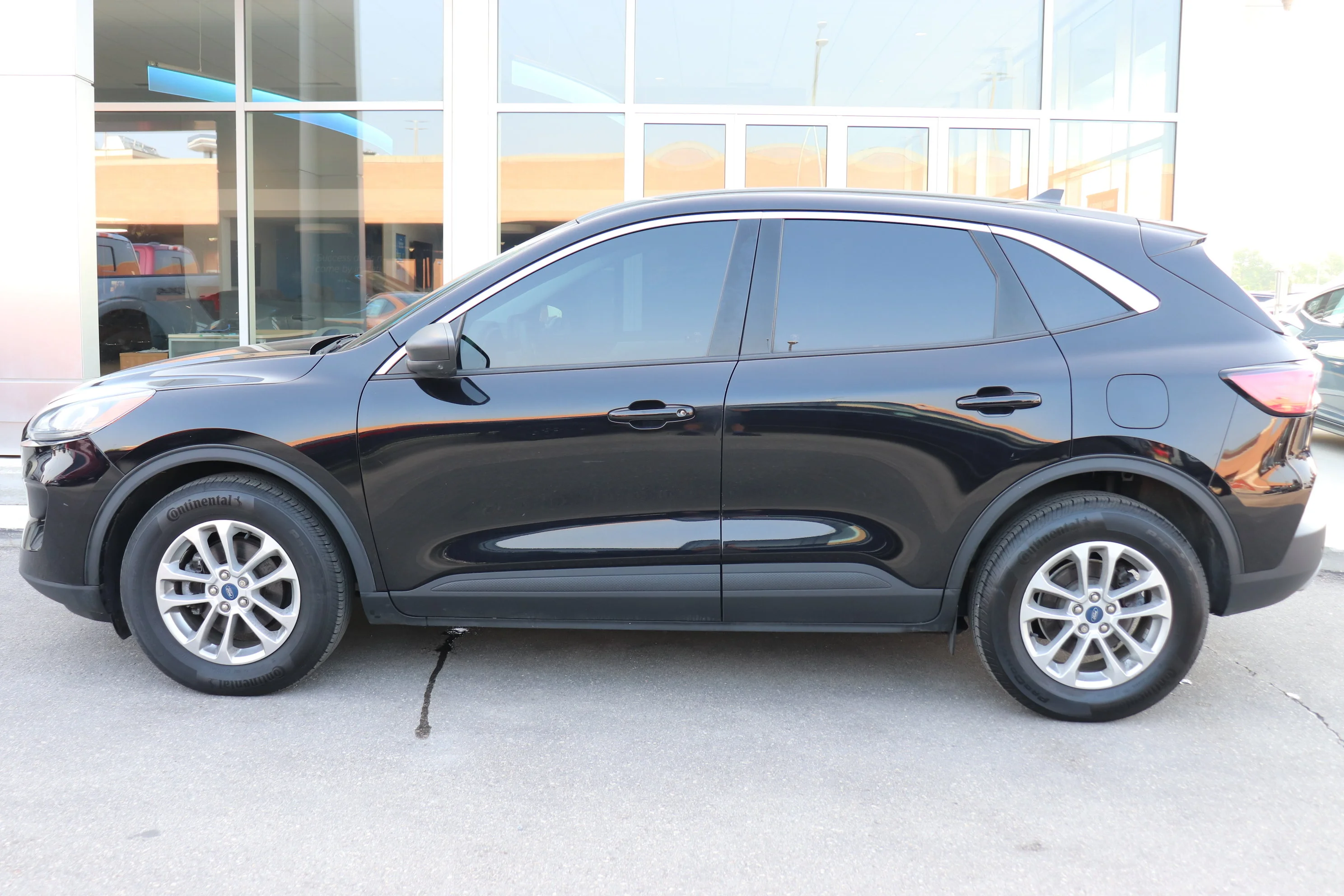Certified Used 2022 Black Ford SE image 3