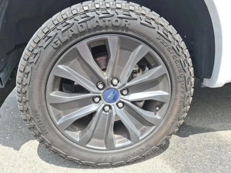Used 2018  Ford Lariat image 12