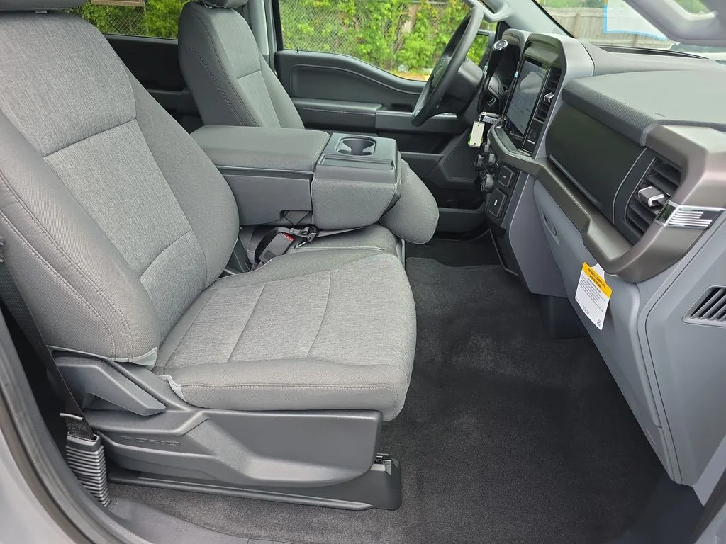 Used 2025 Silver Ford XLT image 33