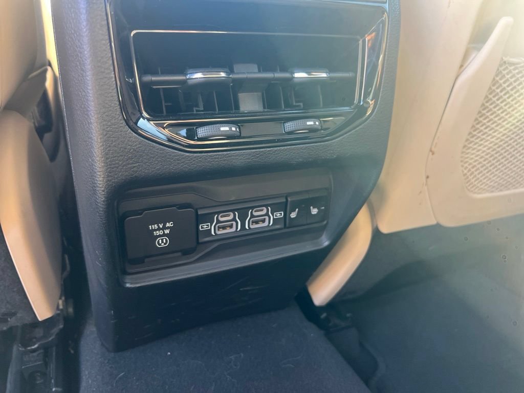 Used 2024 Diamond Black Crystal Pearlcoat Jeep Limited image 24