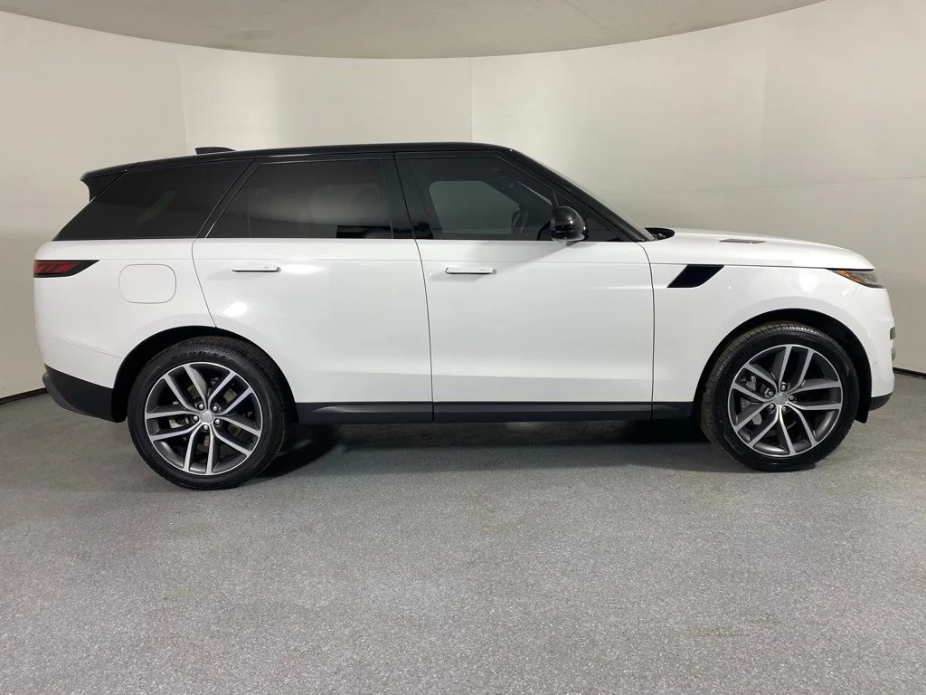 Used 2023 Fuji White Land Rover SE image 4