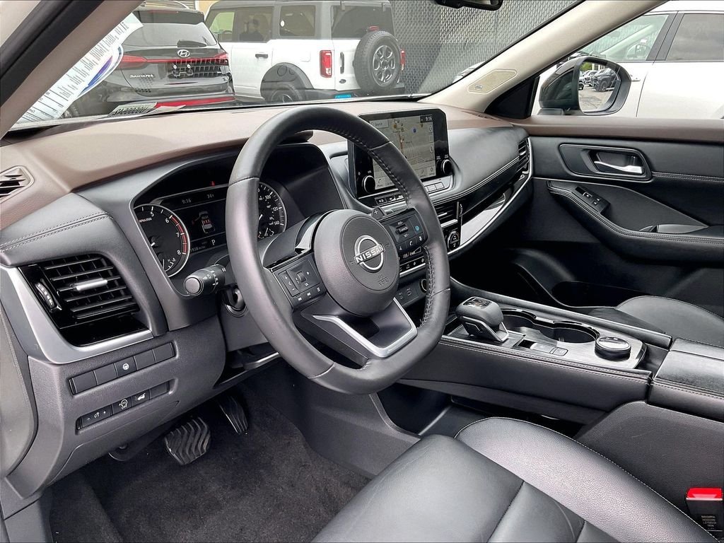 Used 2023 Pearl White Tricoat/Super Black Nissan SL image 8