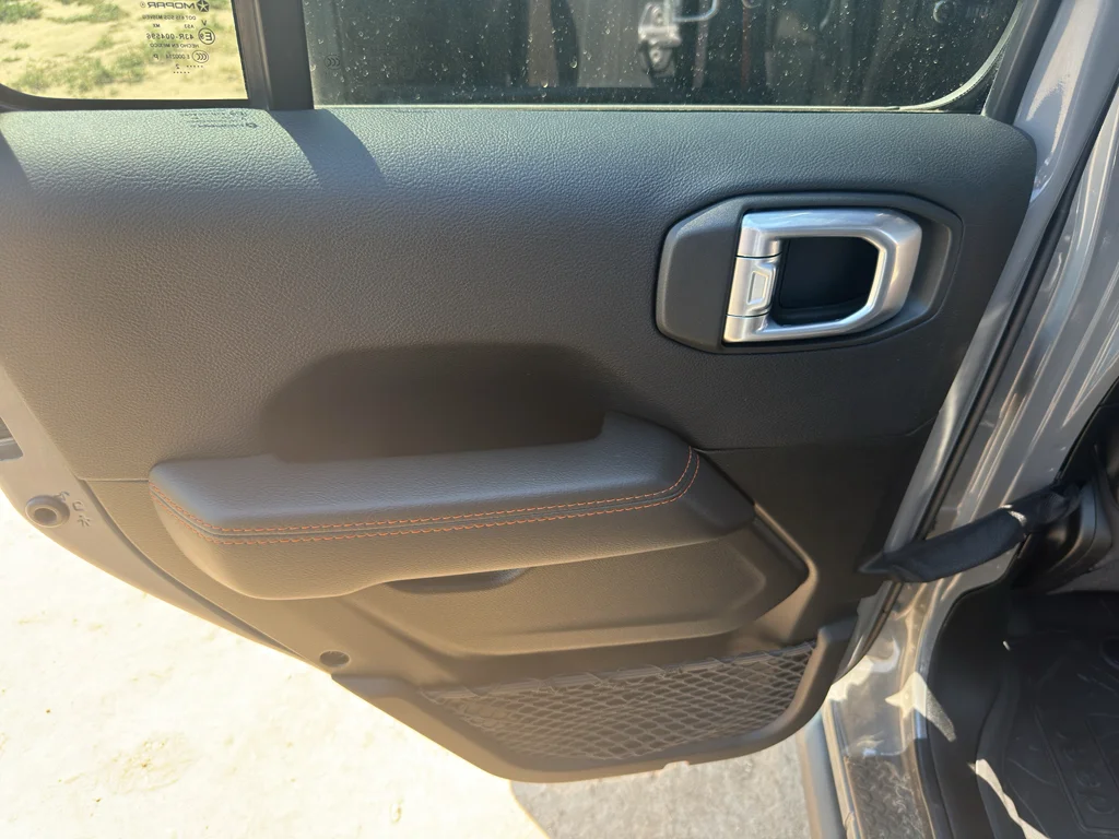 Used 2022 Sting-Gray Clearcoat Jeep Mojave image 15