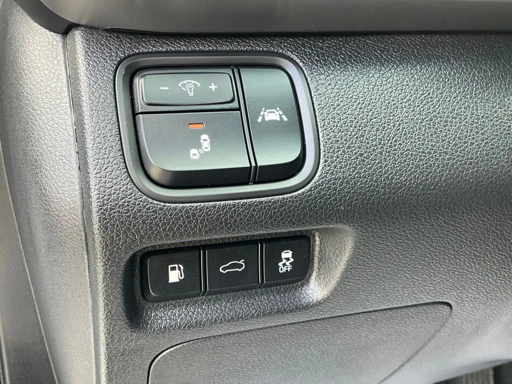 Used 2020 White Kia LX image 26