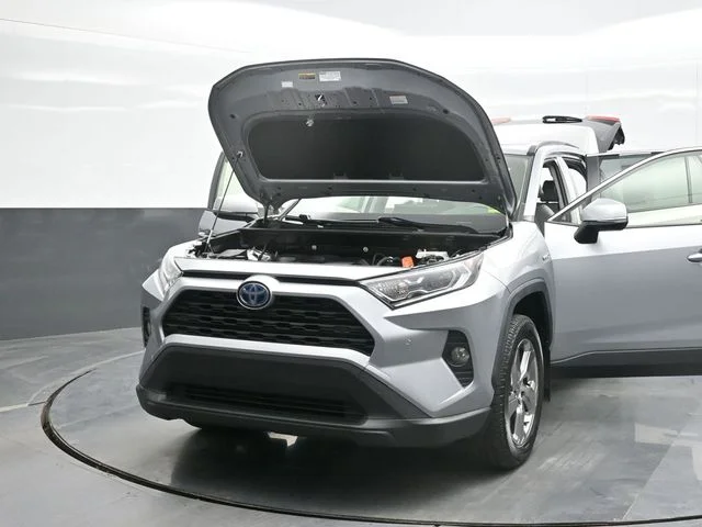 Used 2021 Silver Toyota XLE Premium image 30