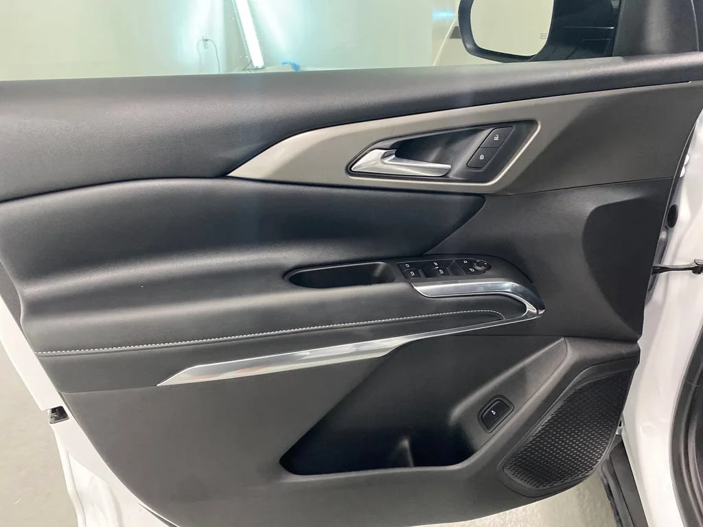 Used 2025 Summit White Chevrolet LT image 11