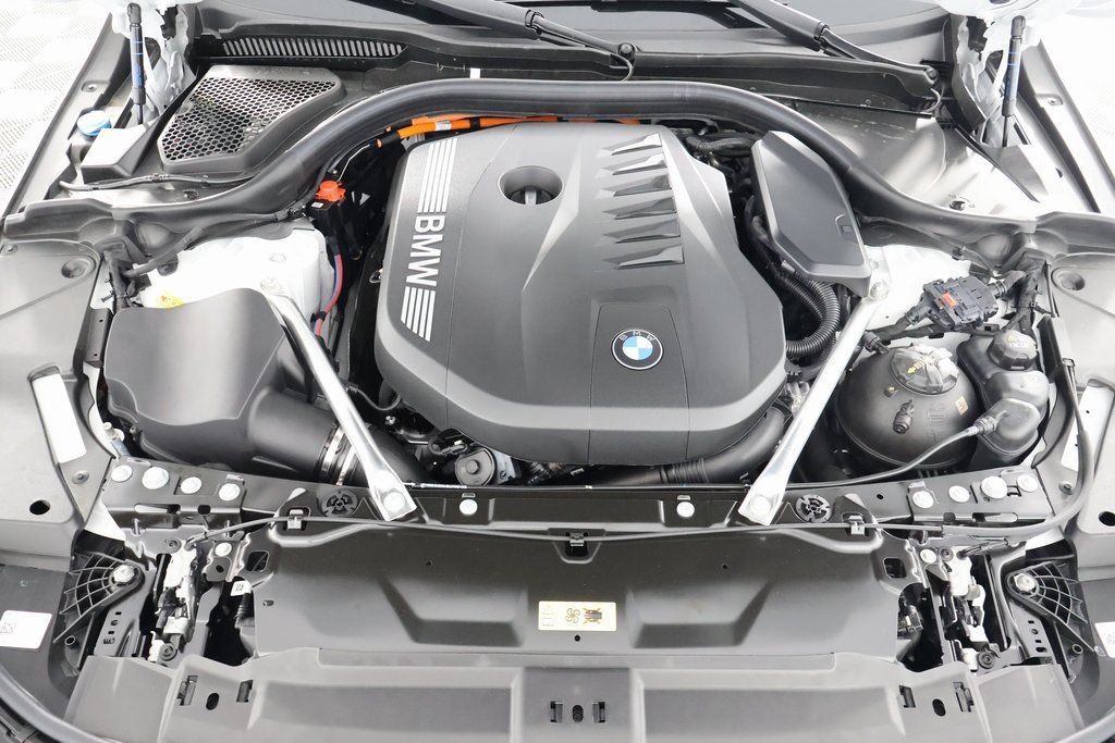 New 2027 Mineral White Metallic BMW 550e xDrive image 9