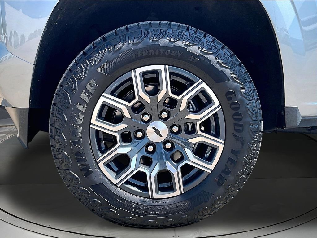 Used 2024 Gray Chevrolet Z71 image 35