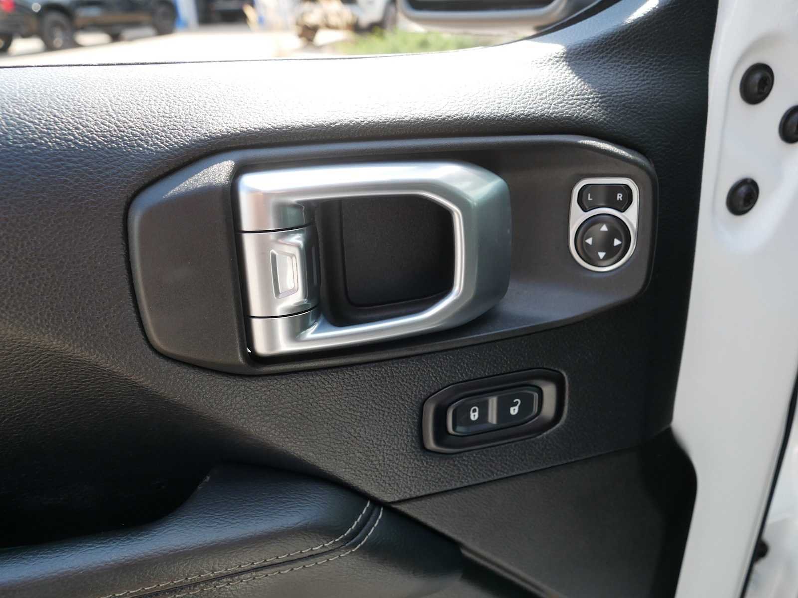 Used 2018 Bright White Jeep Sahara image 19