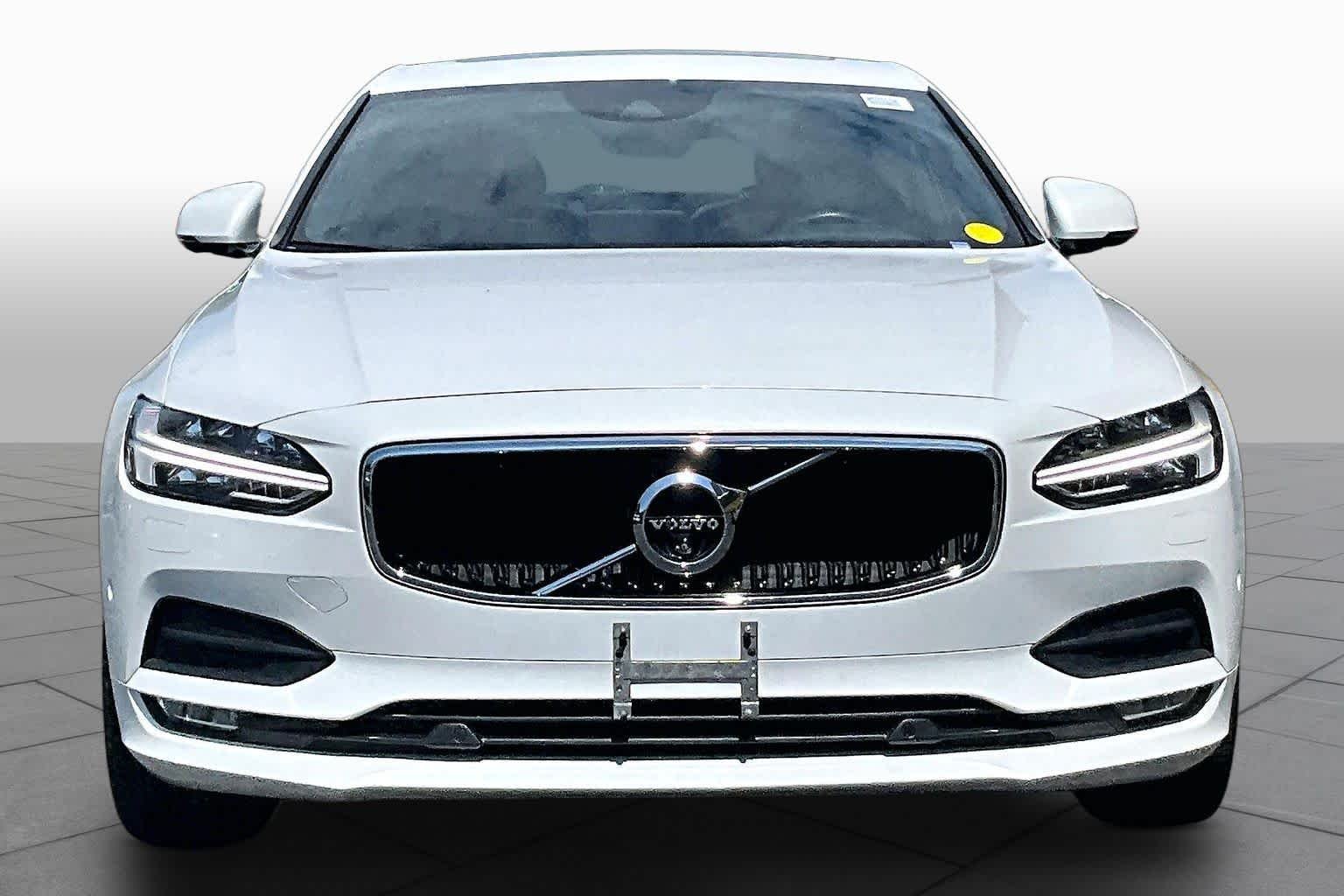 Used 2018 Crystal White Pearl Metallic Volvo Momentum image 4
