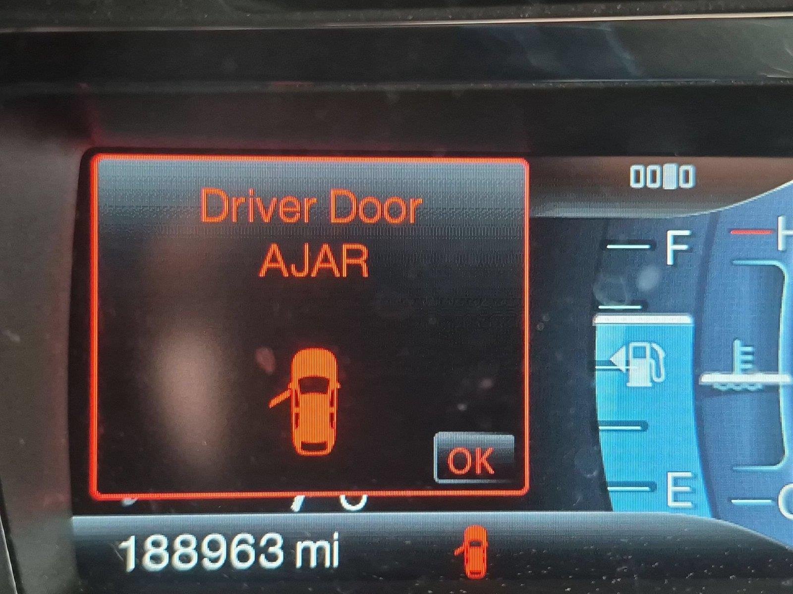 Used 2011 White Platinum Tri-Coat Metallic LINCOLN  image 10