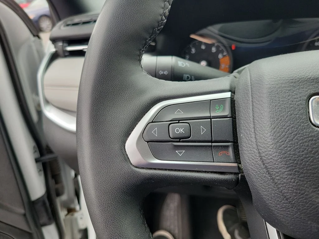 Used 2024 White/off-white Jeep Limited image 9