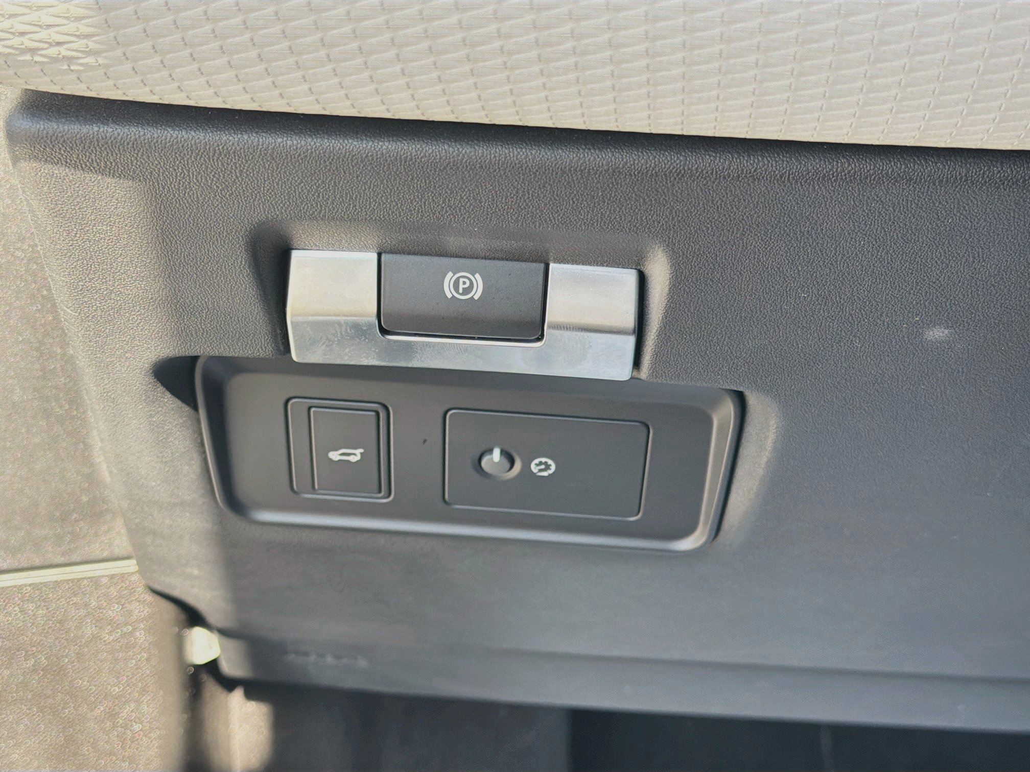 Used 2021 Fuji White Land Rover R-Dynamic S image 32