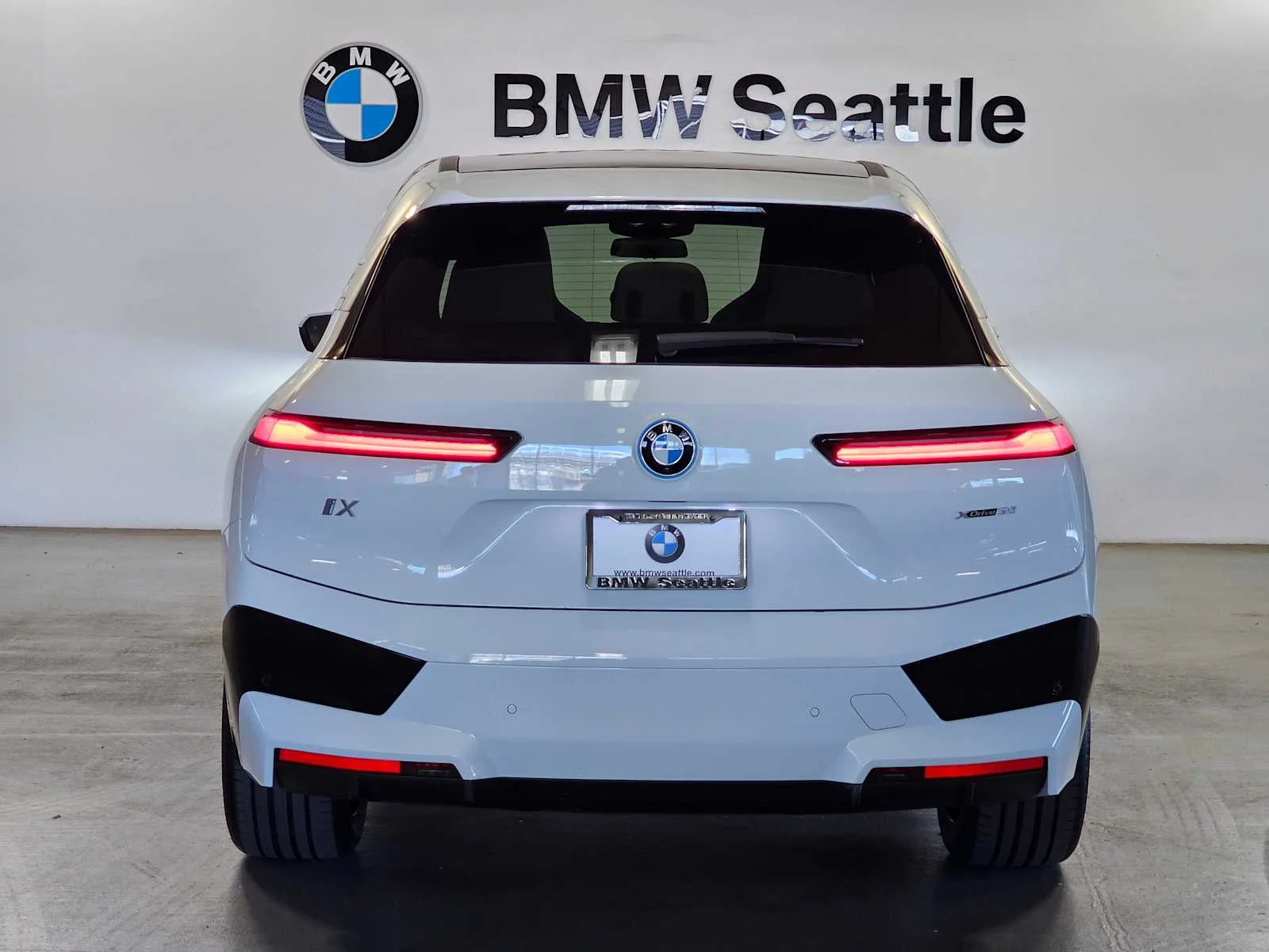 Certified Used 2024 Alpine White BMW xDrive50 image 5