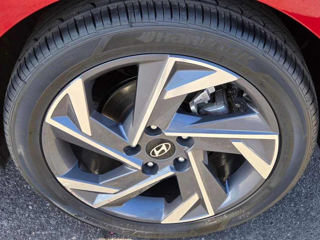 Used 2025 Red Hyundai SEL Convenience image 11
