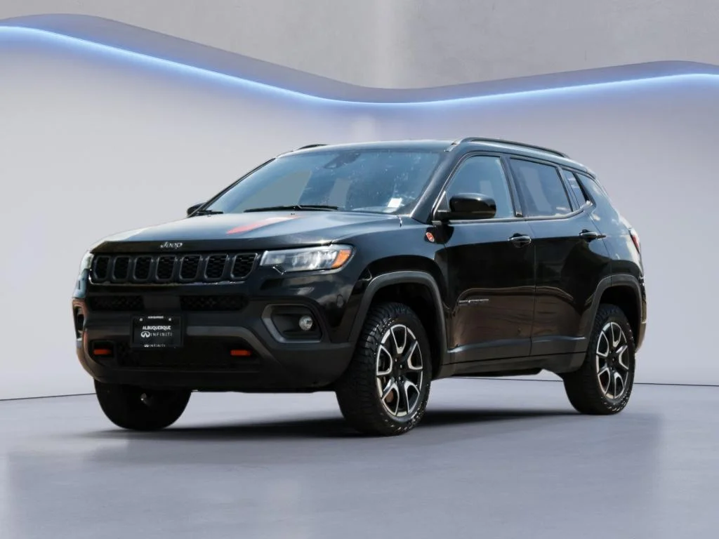 Used 2024  Jeep Trailhawk image 1
